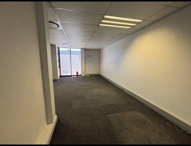 302M² WAREHOUSE TO LET IN STIKLAND INDUSTRIAL
